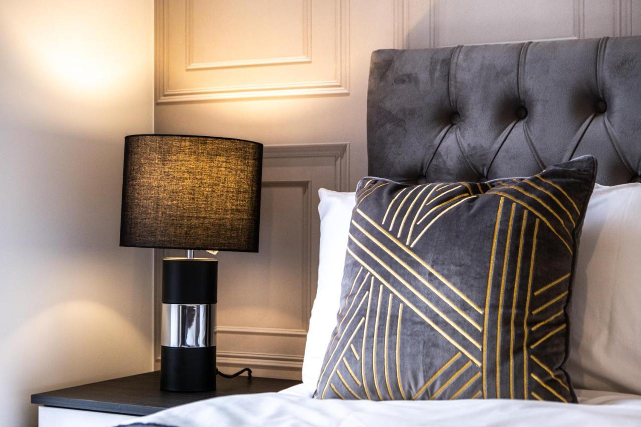 Luxury 2 Bed House City Centre ✘ Bbq & Garden ☆ Family Friendly→ Swingball & Outdoor Furniture - Free Parking → With 50 Inch Smart Tv, Free Netflix & Wifi ✘ Comfy Seating Area - By Maevela Birmingham Exterior foto