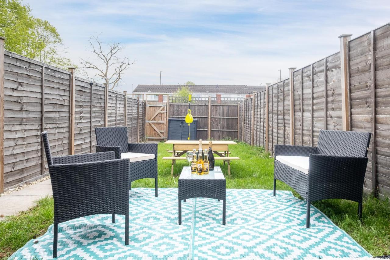 Luxury 2 Bed House City Centre ✘ Bbq & Garden ☆ Family Friendly→ Swingball & Outdoor Furniture - Free Parking → With 50 Inch Smart Tv, Free Netflix & Wifi ✘ Comfy Seating Area - By Maevela Birmingham Exterior foto